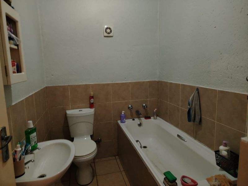 2 Bedroom 2 Bathroom group floor unit with Private garden up for Grabs! - Photo 10