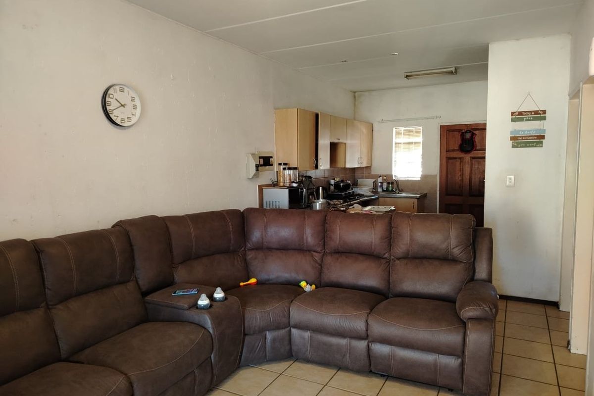 2 Bedroom 2 Bathroom group floor unit with Private garden up for Grabs! - Photo 3