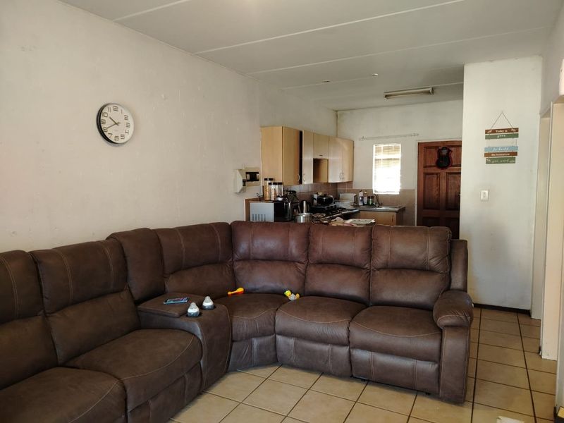 2 Bedroom 2 Bathroom group floor unit with Private garden up for Grabs! - Photo 3