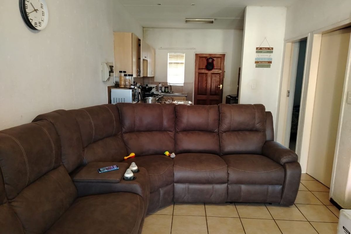 2 Bedroom 2 Bathroom group floor unit with Private garden up for Grabs! - Photo 2