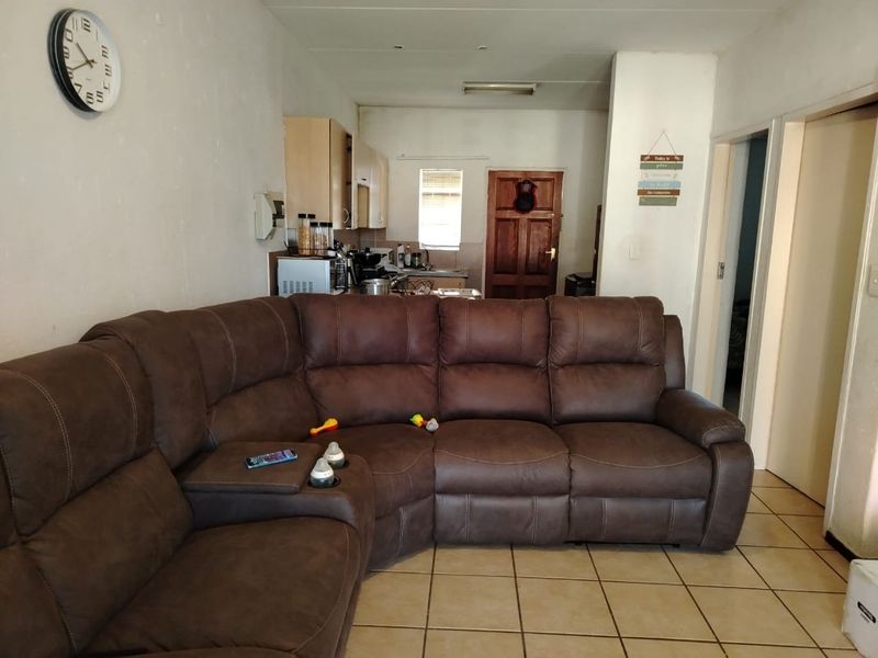 2 Bedroom 2 Bathroom group floor unit with Private garden up for Grabs! - Photo 2