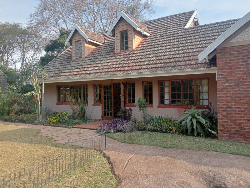 A Large family home  or corporate living- Bothas Hill - Photo 4