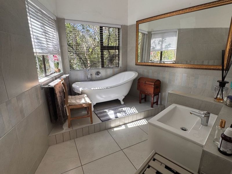 Family Home with Pool and Views in Murrayfield - Photo 9