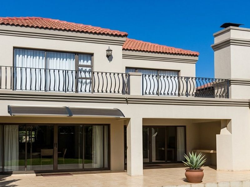4 Bedroom House For Sale in fourways  - Photo 1
