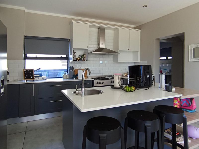 Modern Family Home with Exceptional Entertaining Spaces - Photo 8
