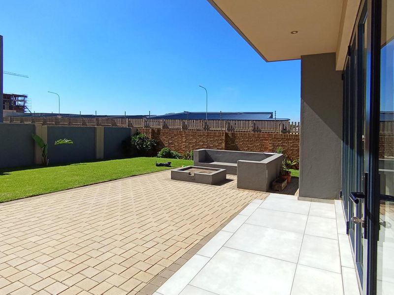 Modern Family Home with Exceptional Entertaining Spaces - Photo 7