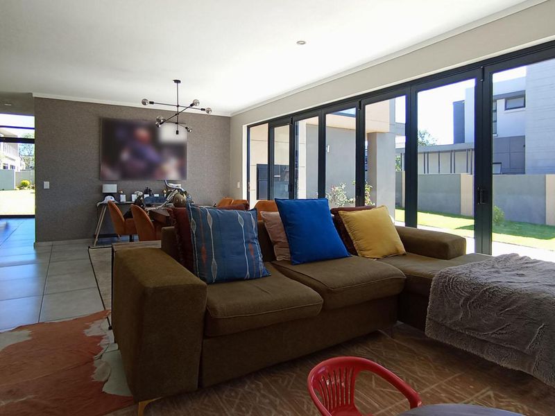 Modern Family Home with Exceptional Entertaining Spaces - Photo 6
