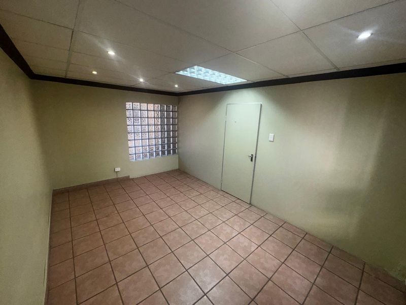 OPEN PLAN GROUND FLOOR OFFICE - Photo 10