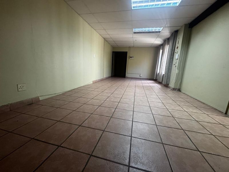 OPEN PLAN GROUND FLOOR OFFICE - Photo 8