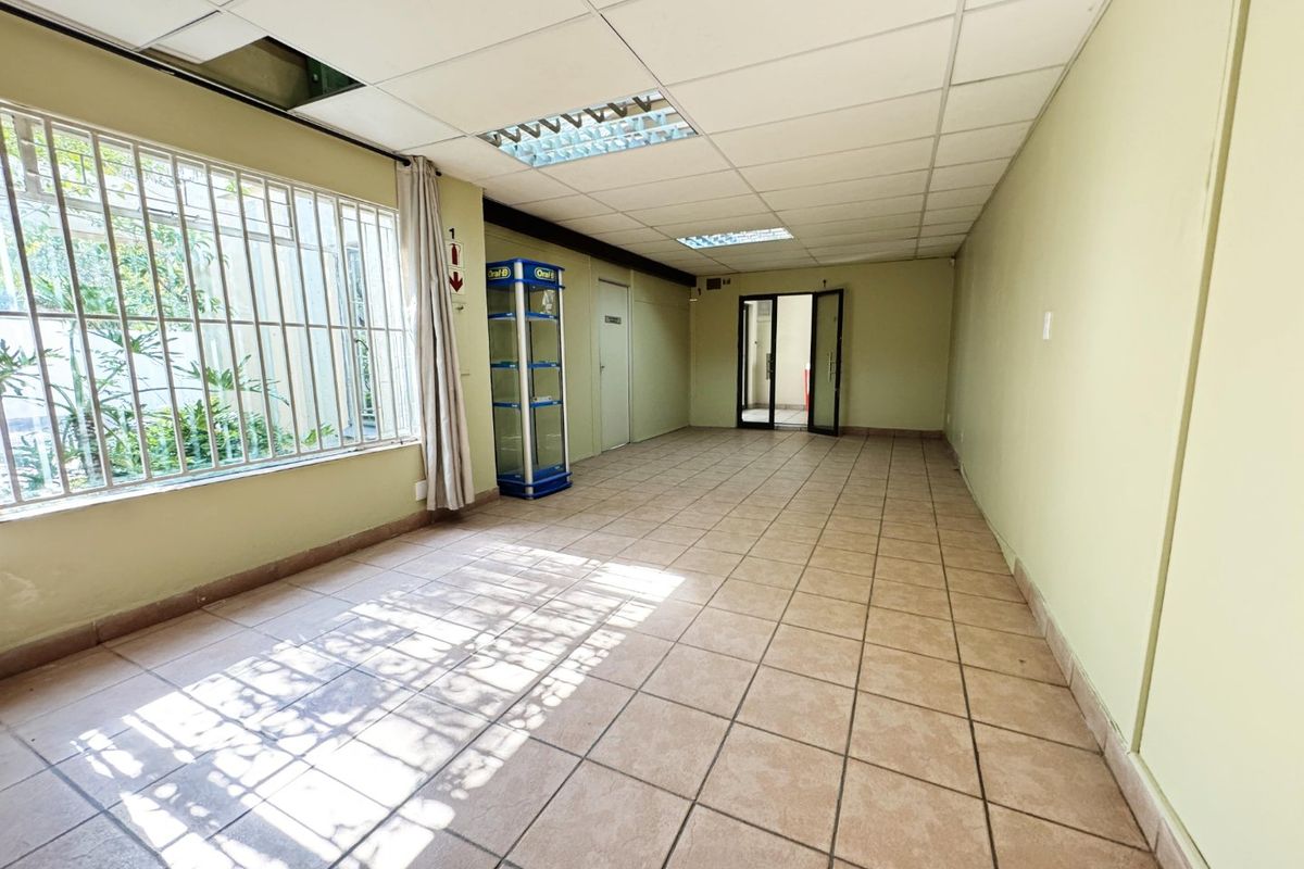 OPEN PLAN GROUND FLOOR OFFICE - Photo 5