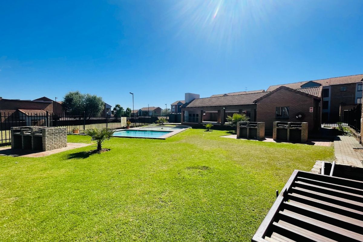 2 Bedroom First Floor Apartment with Garage & Lifestyle Amenities - Photo 3
