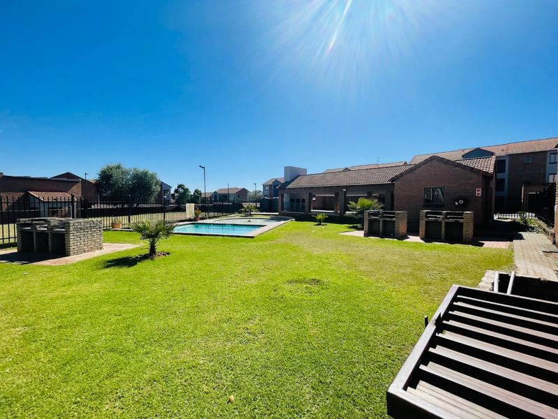 2 Bedroom First Floor Apartment with Garage & Lifestyle Amenities - Photo 3