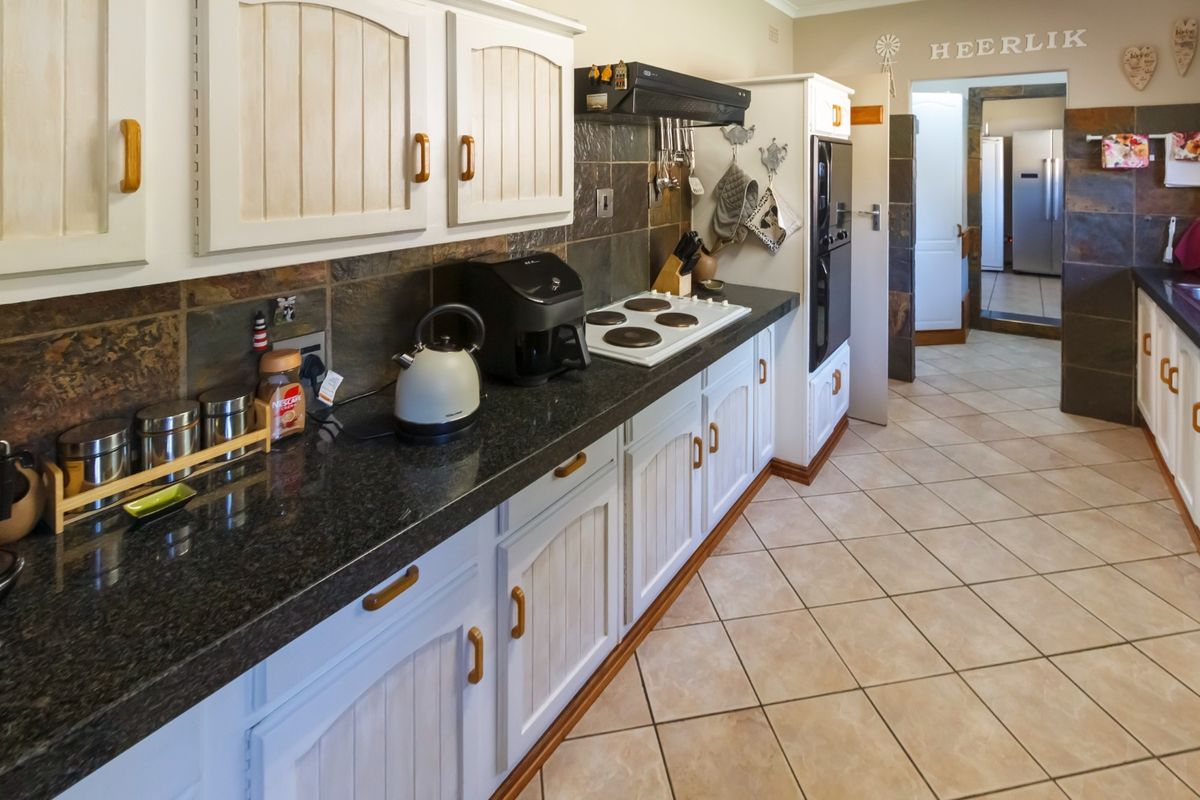 Exceptional Family Home with Entertainer’s Dream Garden in Wilro Park - Photo 4