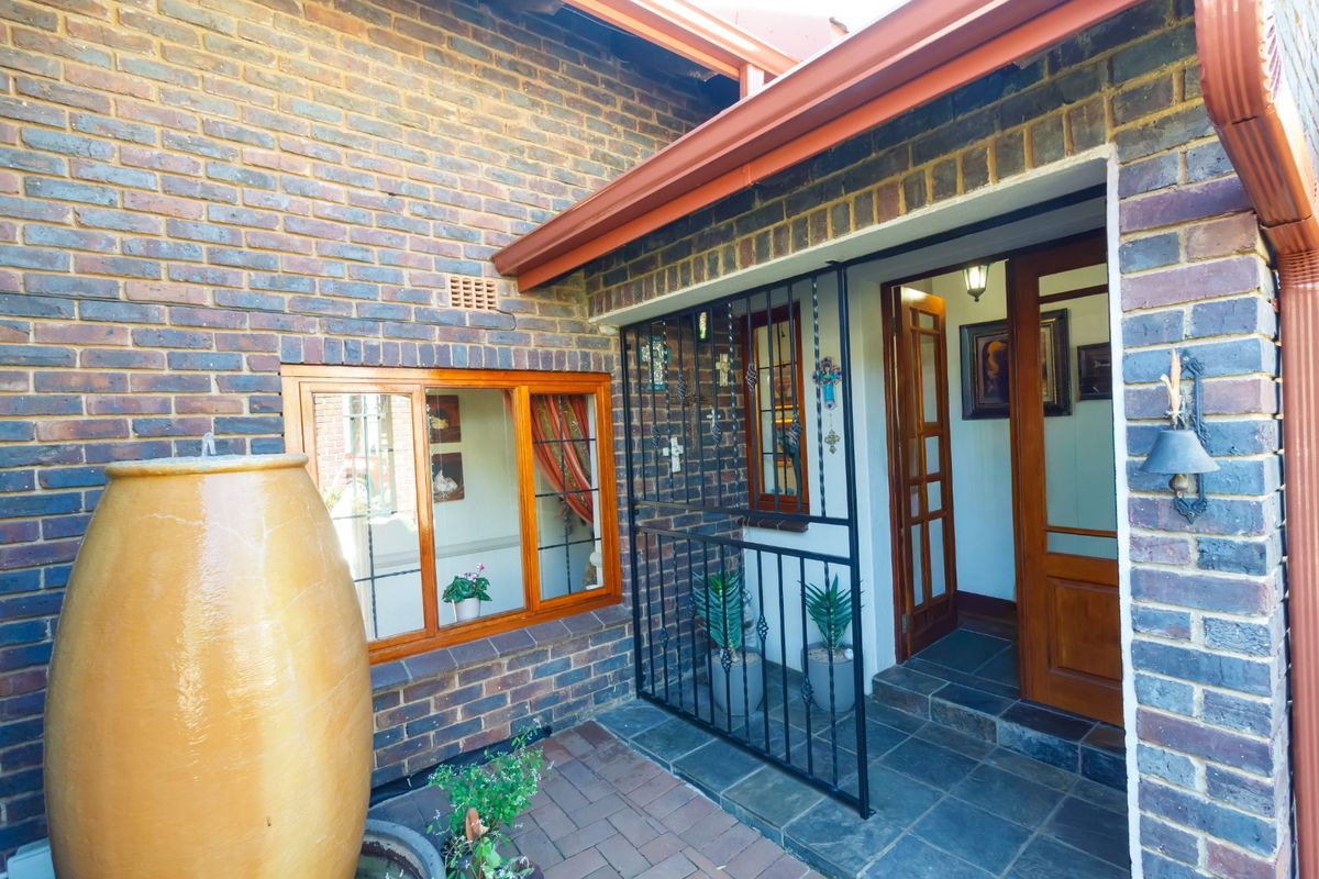 Exceptional Family Home with Entertainer’s Dream Garden in Wilro Park - Photo 3