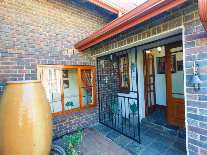 Exceptional Family Home with Entertainer’s Dream Garden in Wilro Park - Photo 3