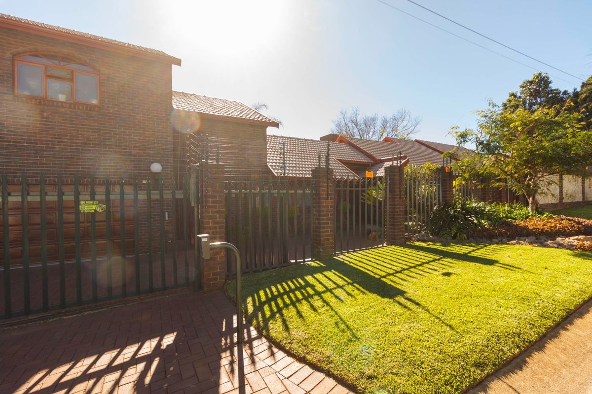 Exceptional Family Home with Entertainer’s Dream Garden in Wilro Park - Photo 2