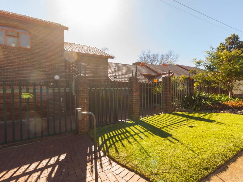 Exceptional Family Home with Entertainer’s Dream Garden in Wilro Park - Photo 2