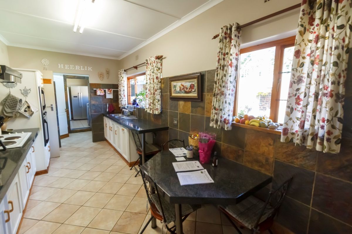 Exceptional Family Home with Entertainer’s Dream Garden in Wilro Park - Photo 5