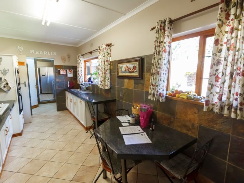 Exceptional Family Home with Entertainer’s Dream Garden in Wilro Park - Photo 5