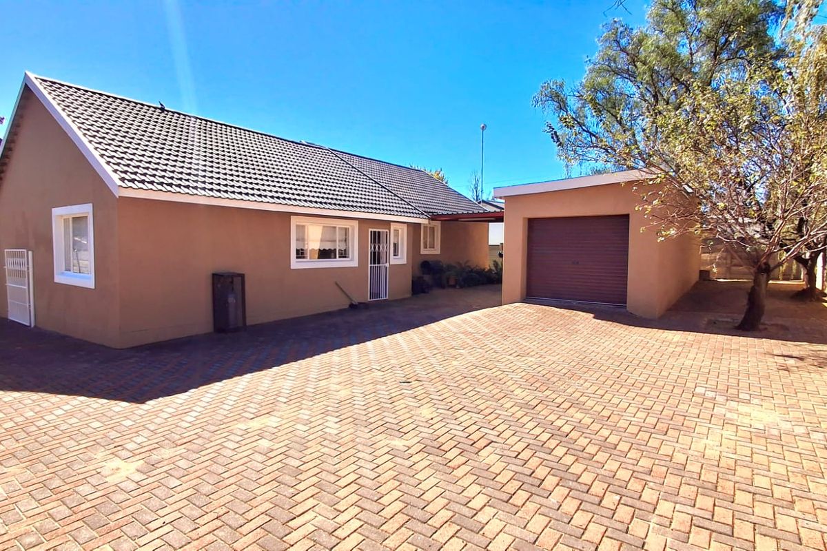 Beautiful Modern Family Home at an Excellent Price  - Photo 5