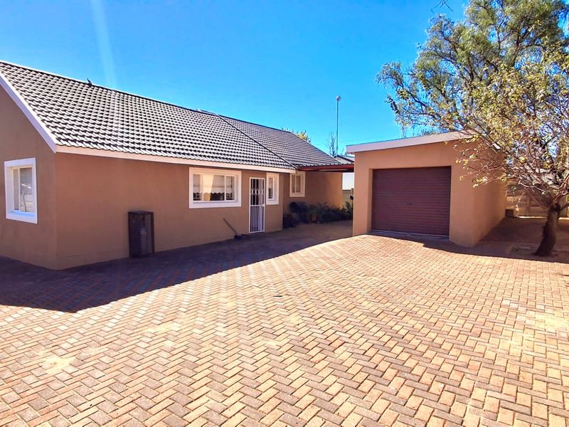 Beautiful Modern Family Home at an Excellent Price  - Photo 5