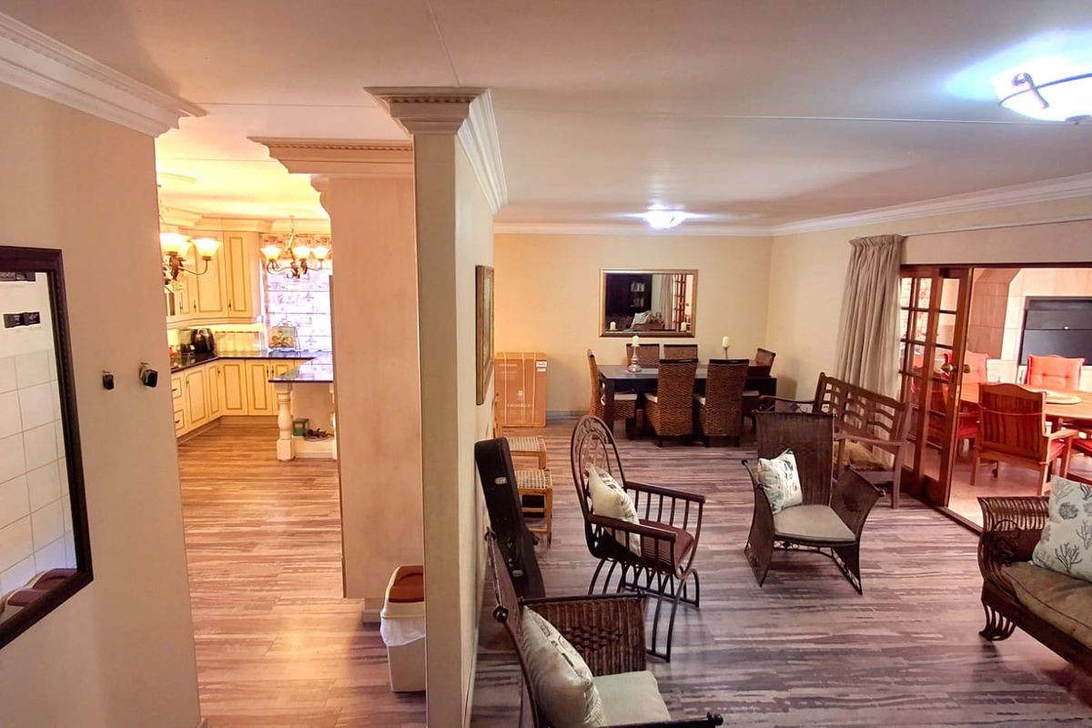 Beautiful Modern Family Home at an Excellent Price  - Photo 3
