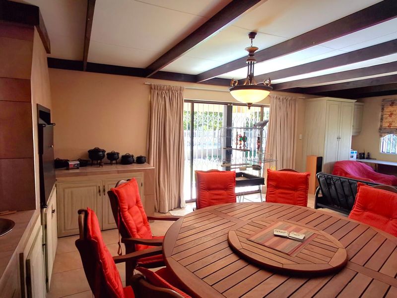 Beautiful Modern Family Home at an Excellent Price  - Photo 10