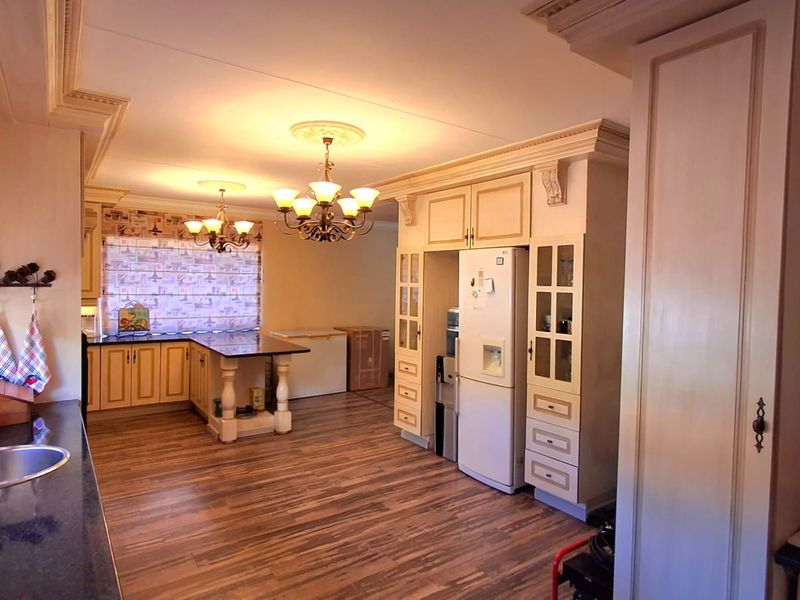 Beautiful Modern Family Home at an Excellent Price  - Photo 8