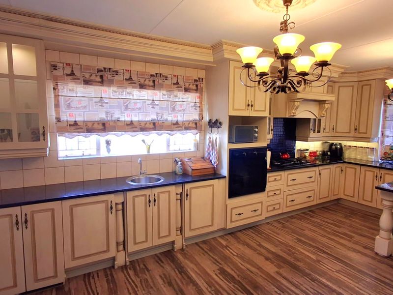 Beautiful Modern Family Home at an Excellent Price  - Photo 7