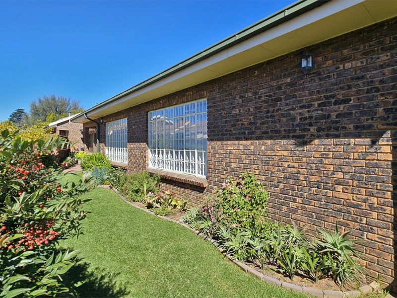 Impeccable simplex in Three Rivers East. - Photo 4