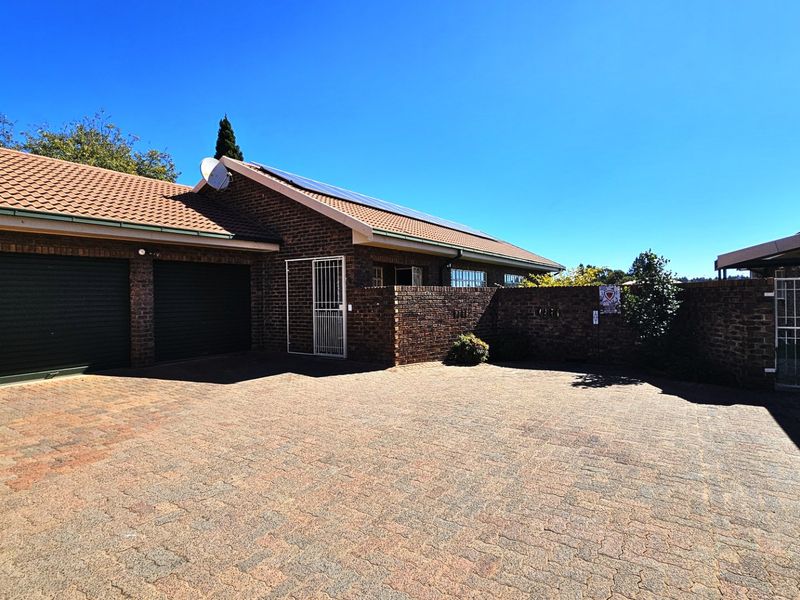 Impeccable simplex in Three Rivers East. - Photo 1