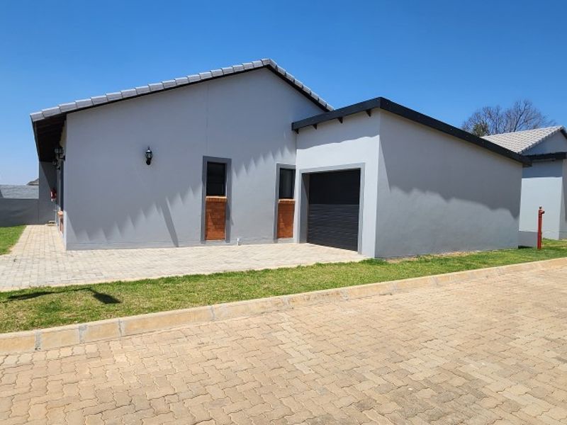 1 Bedroom Townhouse in Melodie - Photo 1