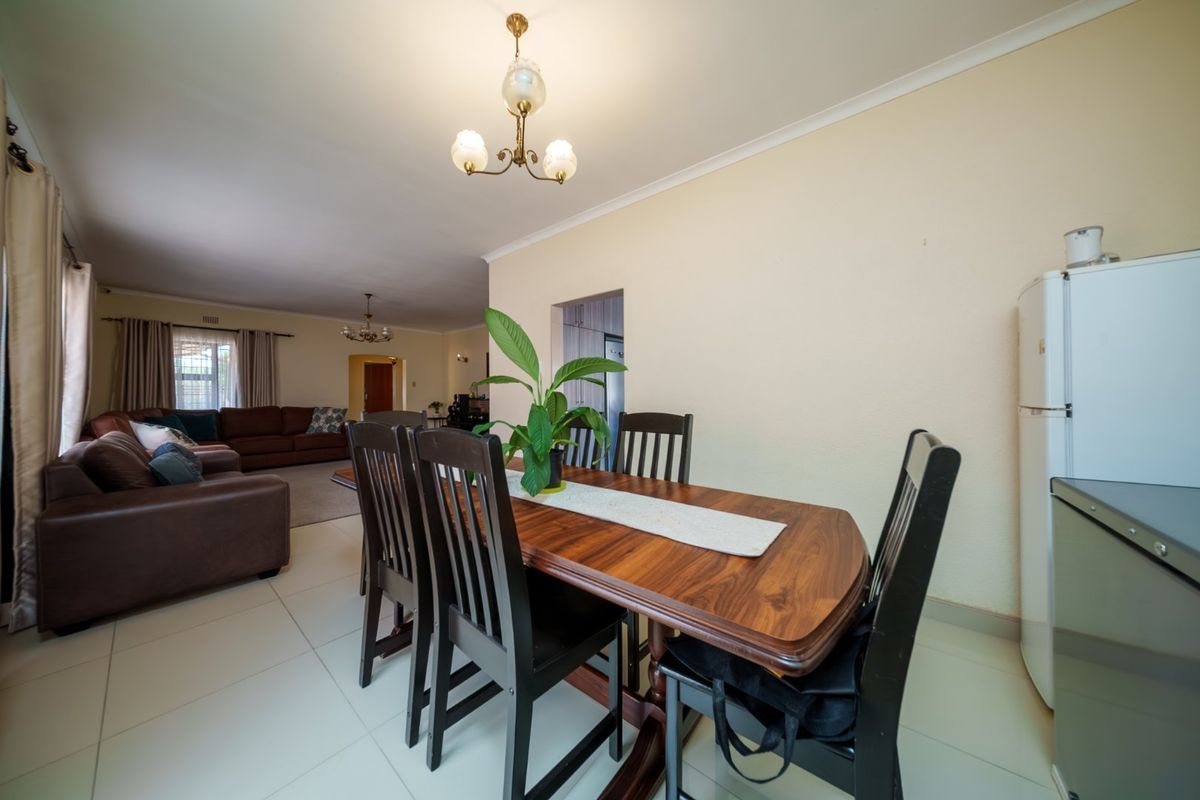 Impressive Family Home with Cottage & Excellent Location in Kensington - Photo 4