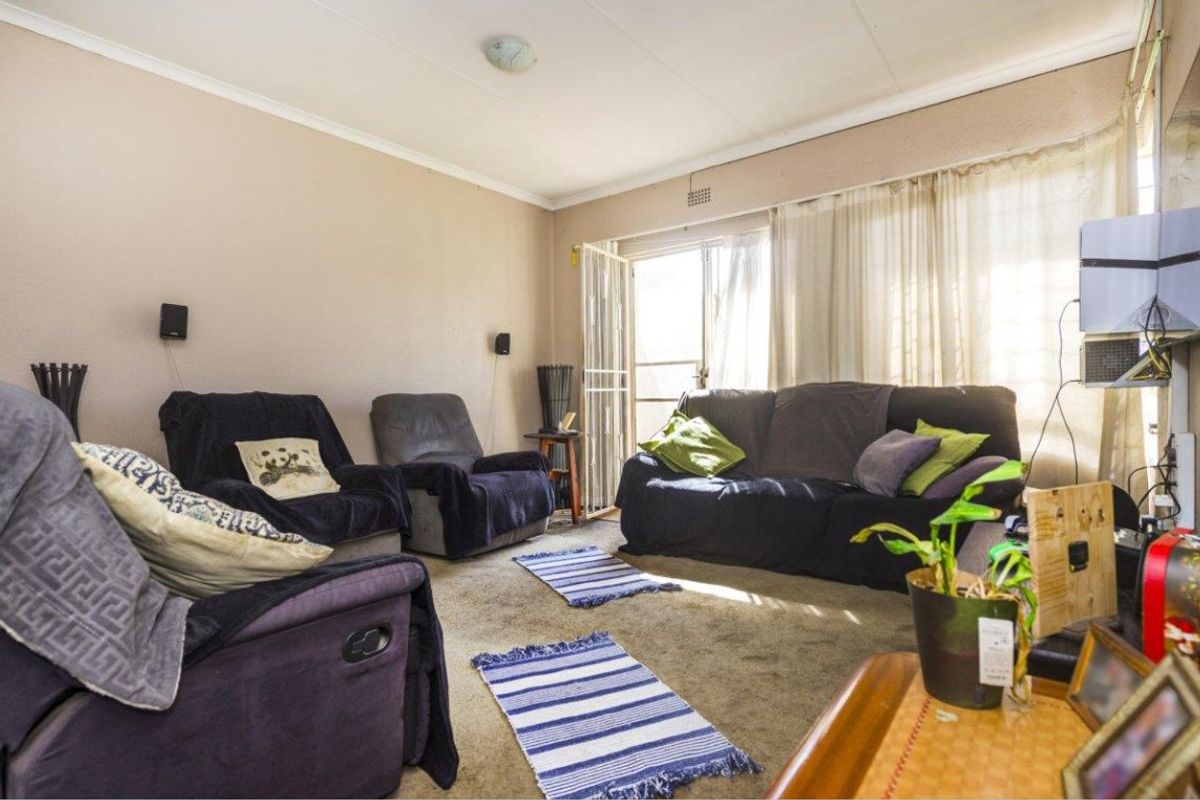 Large 3 Bedroom Corner Townhouse with Double Garage - Photo 5