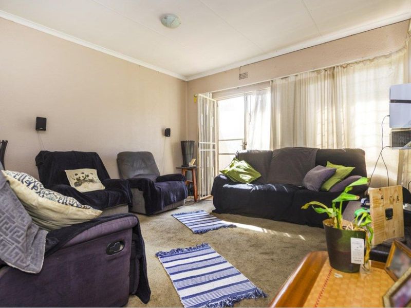 Large 3 Bedroom Corner Townhouse with Double Garage - Photo 5