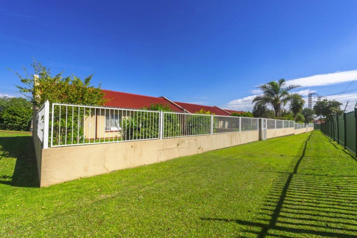 Large 3 Bedroom Corner Townhouse with Double Garage - Photo 2