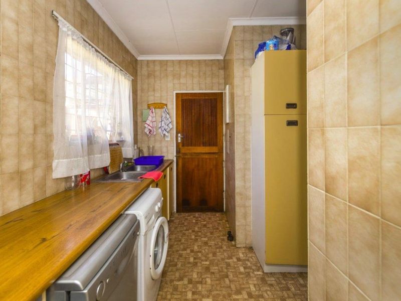 Large 3 Bedroom Corner Townhouse with Double Garage - Photo 9