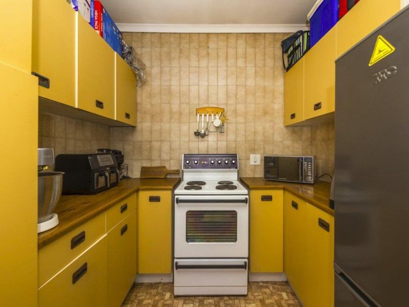 Large 3 Bedroom Corner Townhouse with Double Garage - Photo 10