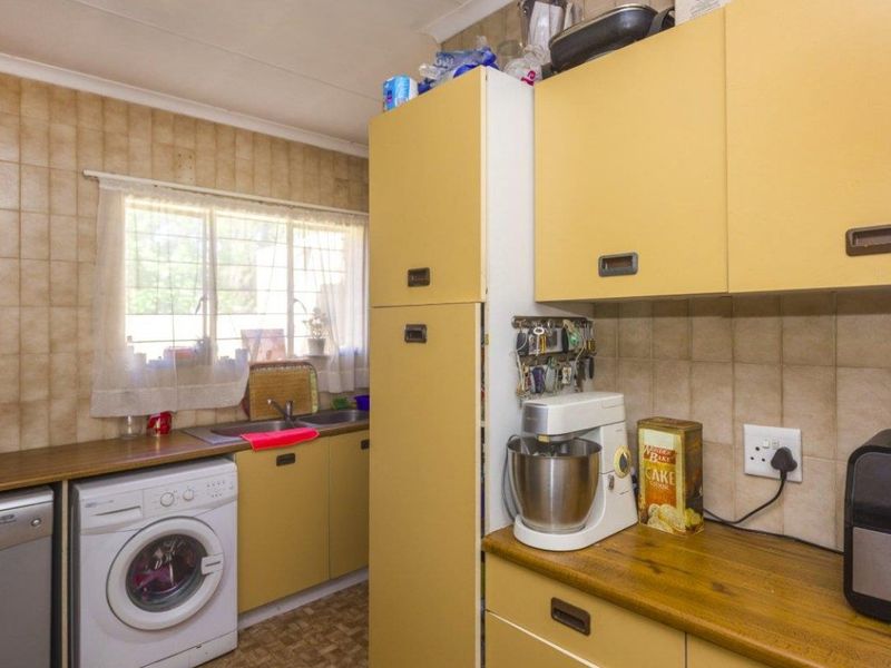 Large 3 Bedroom Corner Townhouse with Double Garage - Photo 8
