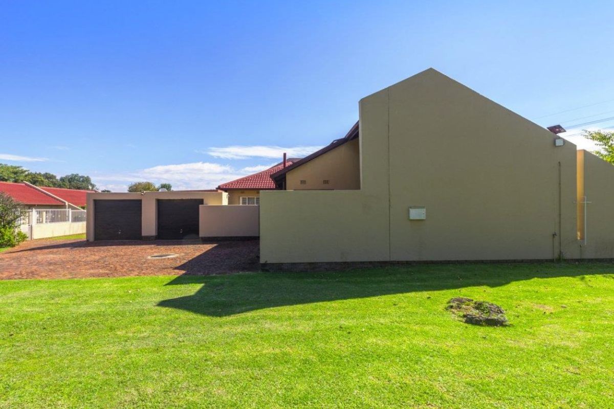 Large 3 Bedroom Corner Townhouse with Double Garage - Photo 4