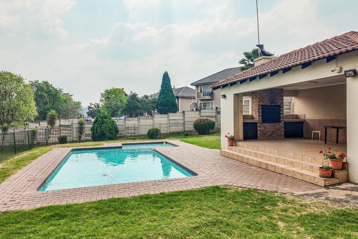 3 bedroom, 2 bathroom townhouse - Photo 2