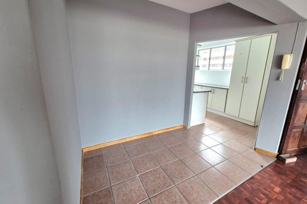 3 Bedrooms, 2 Bathrooms Apartment For Sale In Point, Durban - Photo 2