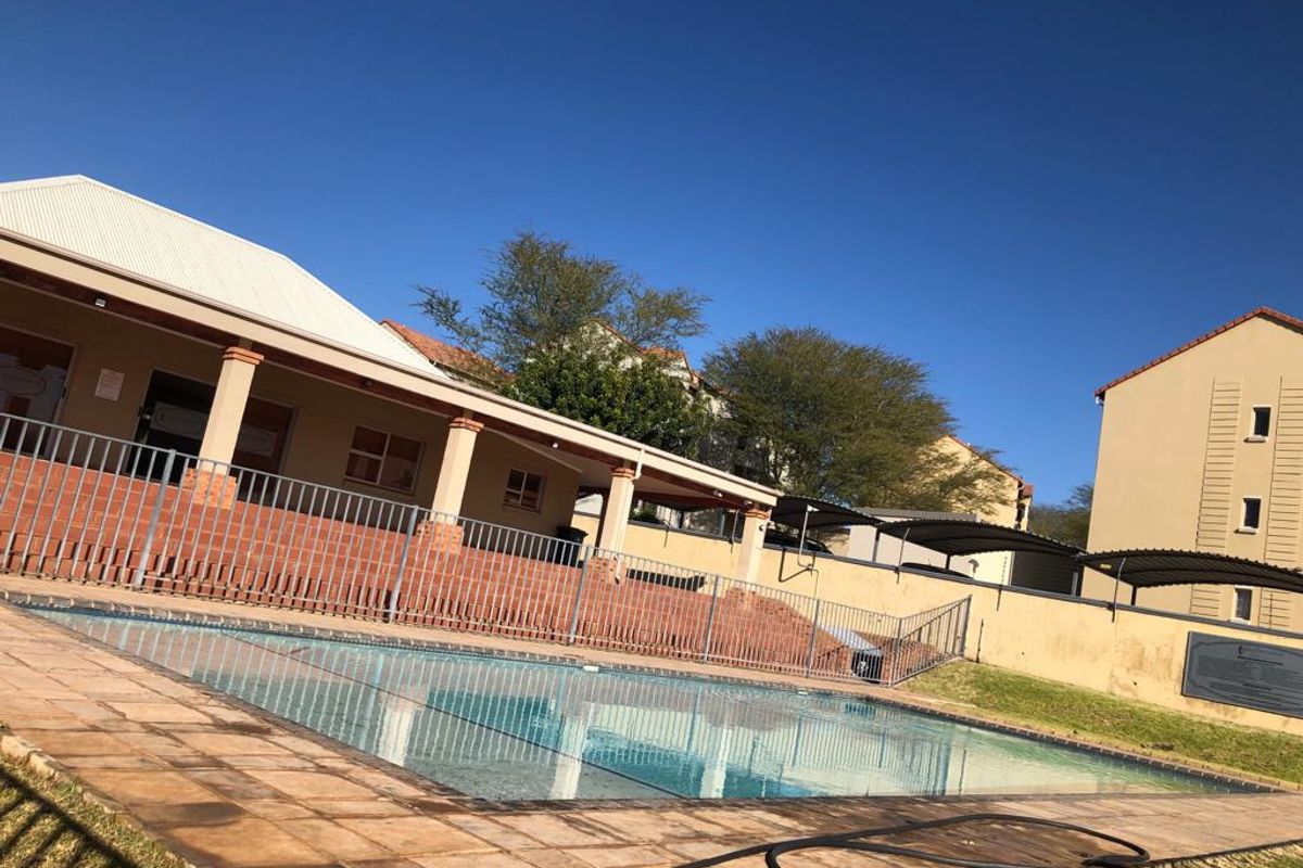 Spacious Leeuwenhof flat with pool access - Photo 4