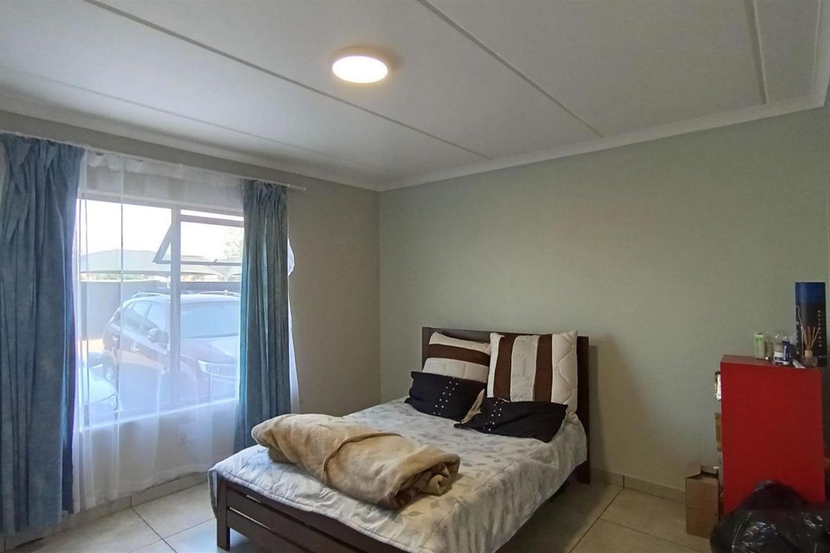 Ground floor Chic 2 Bedroom Apartment in Eveleigh, Boksburg - Photo 5