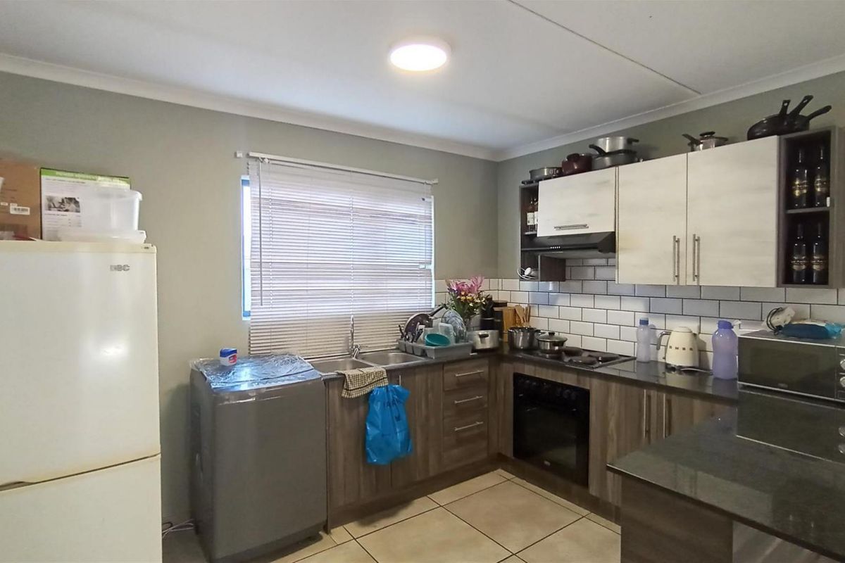 Ground floor Chic 2 Bedroom Apartment in Eveleigh, Boksburg - Photo 2