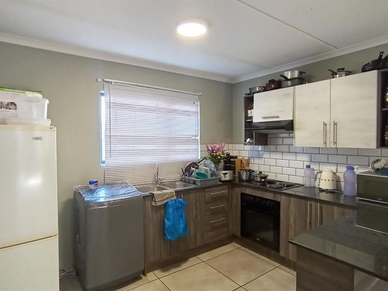 Ground floor Chic 2 Bedroom Apartment in Eveleigh, Boksburg - Photo 2