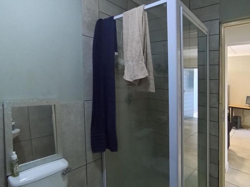 Ground floor Chic 2 Bedroom Apartment in Eveleigh, Boksburg - Photo 8