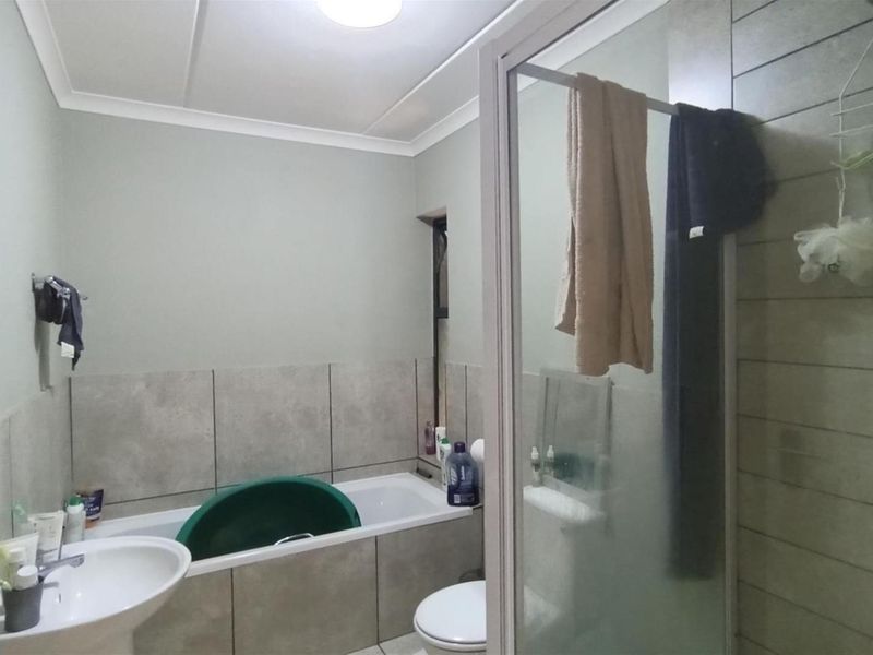 Ground floor Chic 2 Bedroom Apartment in Eveleigh, Boksburg - Photo 7