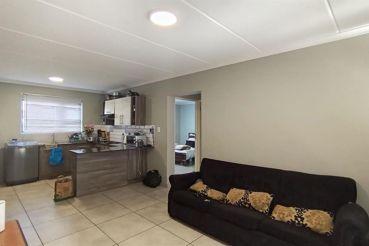 Ground floor Chic 2 Bedroom Apartment in Eveleigh, Boksburg - Photo 3