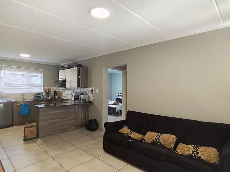 Ground floor Chic 2 Bedroom Apartment in Eveleigh, Boksburg - Photo 3